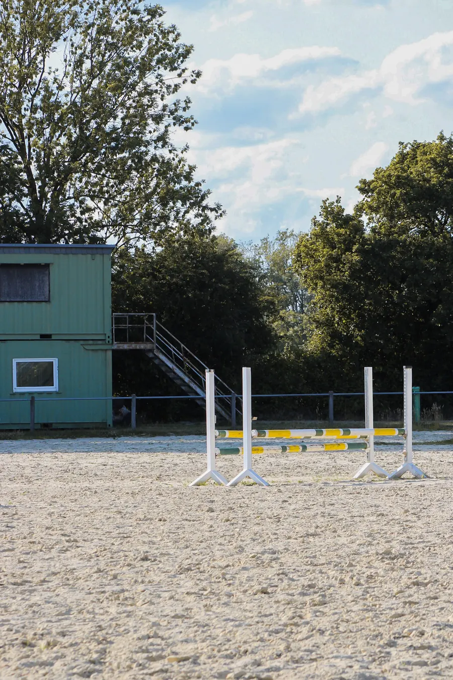 Turnierplatz mit Hindernis und Richterturm